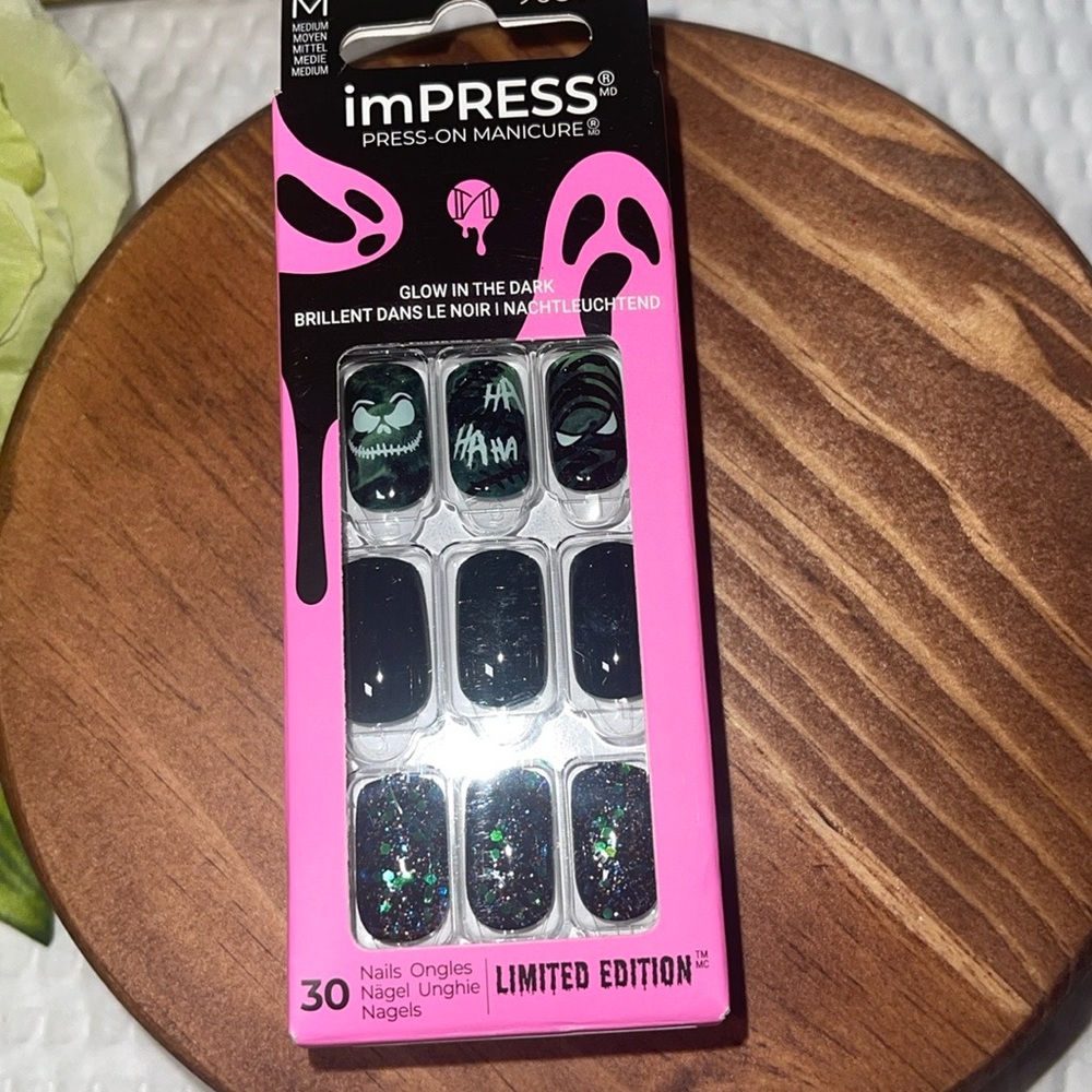 Kiss ImPRESS Glow In The Dark Press-On Manicure 30 Nails - Deja Boo - Medium